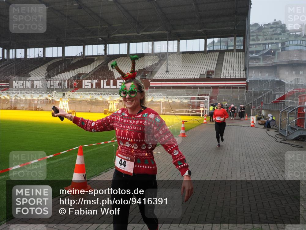 07.12.2025 - St. Pauli X-Mass-Run No. 15 Fabian Wolf http://msf.ph/oto/9416391 07.12.2025 11:09:18 Ziel 44, 51, 558, 1110, 1260, 1574 meine-sportfotos.de