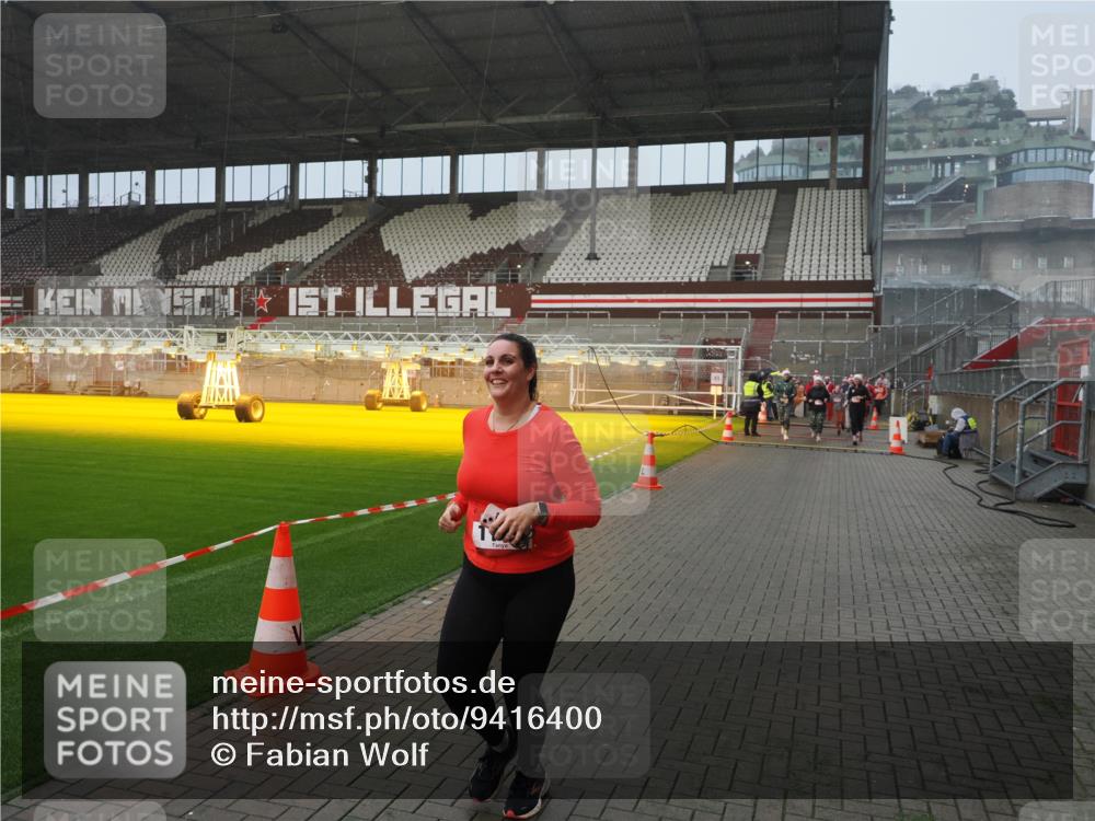 07.12.2025 - St. Pauli X-Mass-Run No. 15 Fabian Wolf http://msf.ph/oto/9416400 07.12.2025 11:09:21 Ziel 44, 51, 558, 971, 1110, 1260, 1463, 1477, 1574, 1641, 1851, 3151 meine-sportfotos.de