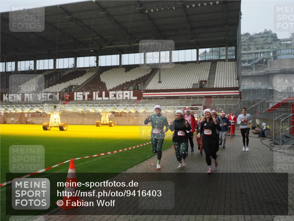 07.12.2025 - St. Pauli X-Mass-Run No. 15 Fabian Wolf http://msf.ph/oto/9416403 07.12.2025 11:09:28 Ziel 44, 51, 59, 66, 266, 330, 971, 1084, 1110, 1463, 1477, 1641, 1851, 1870, 1945, 1974, 2042, 3151, 4190, 4191 meine-sportfotos.de
