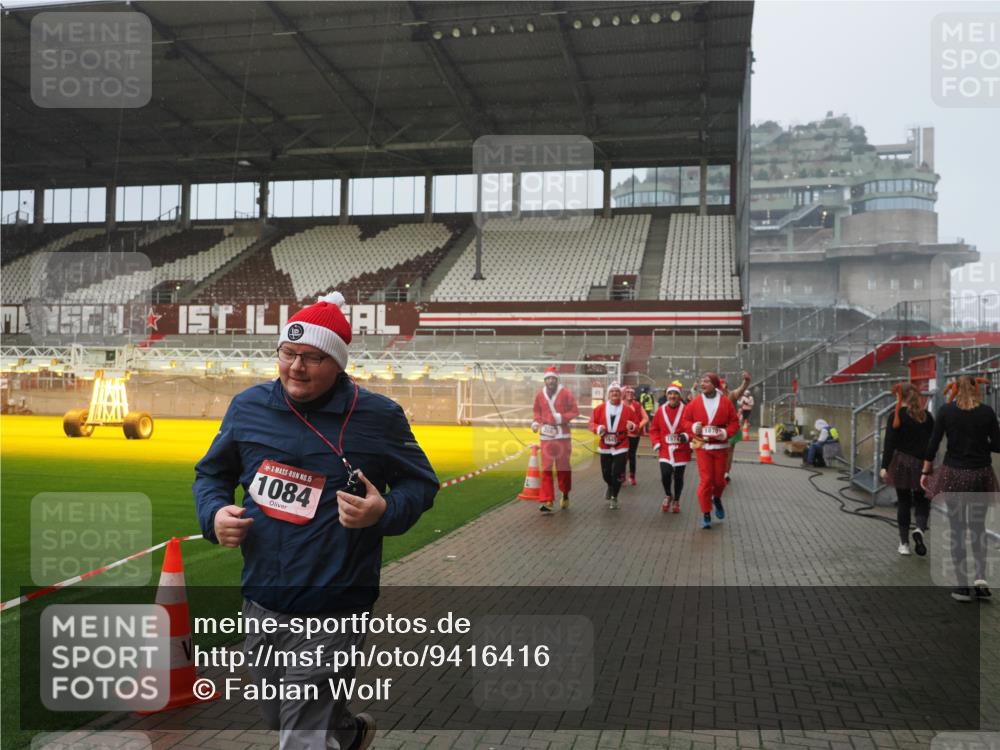07.12.2025 - St. Pauli X-Mass-Run No. 15 Fabian Wolf http://msf.ph/oto/9416416 07.12.2025 11:09:32 Ziel 59, 66, 266, 330, 971, 1084, 1463, 1477, 1579, 1582, 1641, 1851, 1870, 1945, 1974, 2042, 3151, 4190, 4191 meine-sportfotos.de
