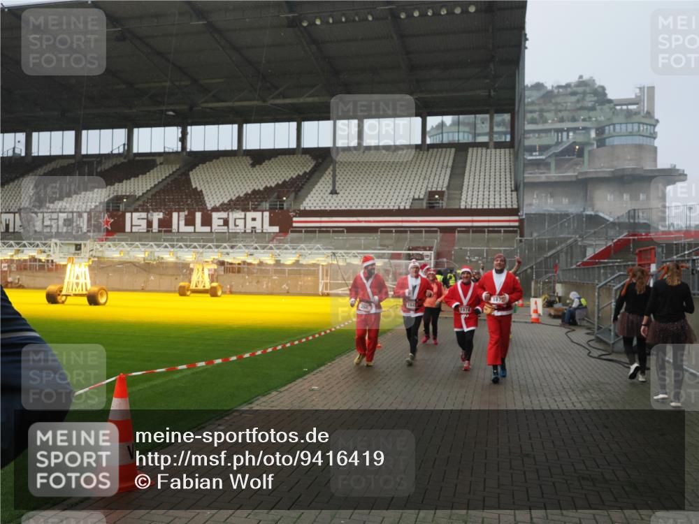 07.12.2025 - St. Pauli X-Mass-Run No. 15 Fabian Wolf http://msf.ph/oto/9416419 07.12.2025 11:09:32 Ziel 59, 66, 266, 330, 971, 1084, 1463, 1477, 1579, 1582, 1641, 1851, 1870, 1945, 1974, 2042, 3151, 4190, 4191 meine-sportfotos.de