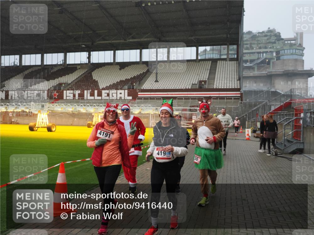 07.12.2025 - St. Pauli X-Mass-Run No. 15 Fabian Wolf http://msf.ph/oto/9416440 07.12.2025 11:09:37 Ziel 59, 66, 266, 330, 814, 971, 1084, 1157, 1463, 1477, 1579, 1582, 1641, 1851, 1870, 1945, 1974, 2042, 3151, 4190, 4191 meine-sportfotos.de