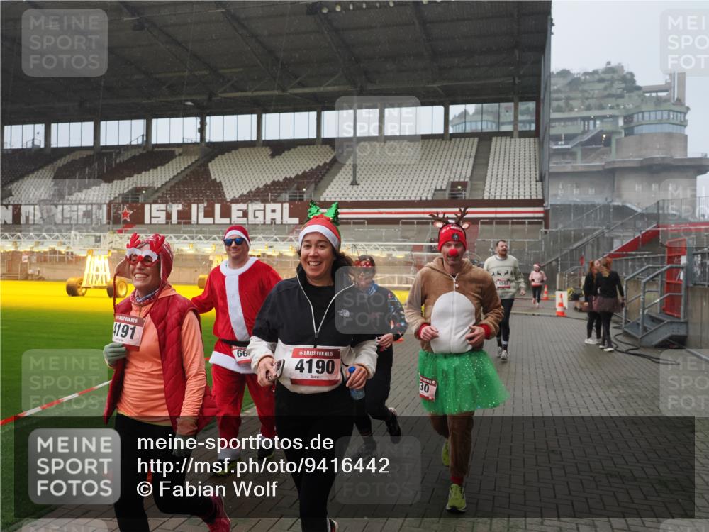 07.12.2025 - St. Pauli X-Mass-Run No. 15 Fabian Wolf http://msf.ph/oto/9416442 07.12.2025 11:09:37 Ziel 59, 66, 266, 330, 814, 971, 1084, 1157, 1463, 1477, 1579, 1582, 1641, 1851, 1870, 1945, 1974, 2042, 3151, 4190, 4191 meine-sportfotos.de