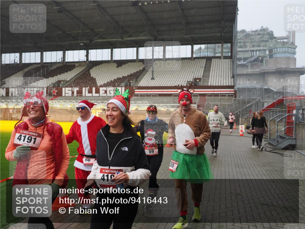 07.12.2025 - St. Pauli X-Mass-Run No. 15 Fabian Wolf http://msf.ph/oto/9416443 07.12.2025 11:09:37 Ziel 59, 66, 266, 330, 814, 971, 1084, 1157, 1463, 1477, 1579, 1582, 1641, 1851, 1870, 1945, 1974, 2042, 3151, 4190, 4191 meine-sportfotos.de