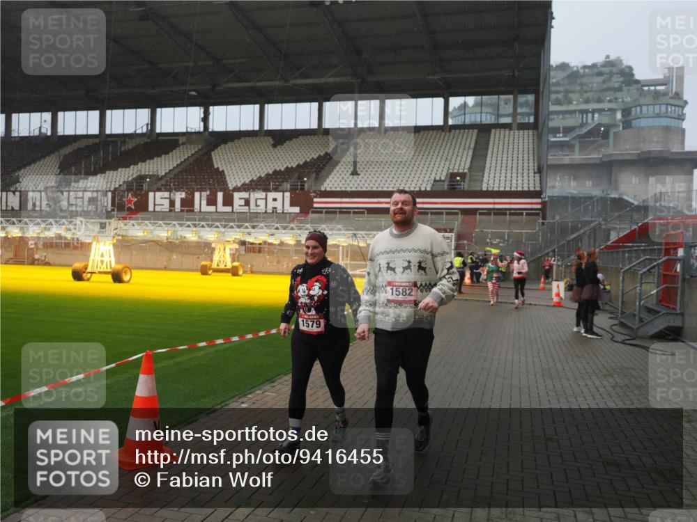 07.12.2025 - St. Pauli X-Mass-Run No. 15 Fabian Wolf http://msf.ph/oto/9416455 07.12.2025 11:09:40 Ziel 59, 66, 266, 330, 814, 971, 1084, 1157, 1463, 1579, 1582, 1851, 1870, 1945, 1974, 2042, 3151, 4190, 4191 meine-sportfotos.de