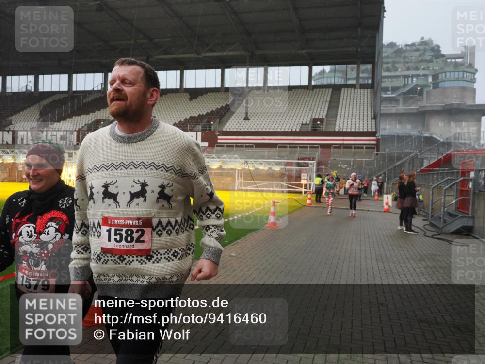 07.12.2025 - St. Pauli X-Mass-Run No. 15 Fabian Wolf http://msf.ph/oto/9416460 07.12.2025 11:09:41 Ziel 59, 66, 266, 330, 814, 971, 1084, 1157, 1579, 1582, 1851, 1870, 1945, 1974, 2042, 3151, 4190, 4191 meine-sportfotos.de