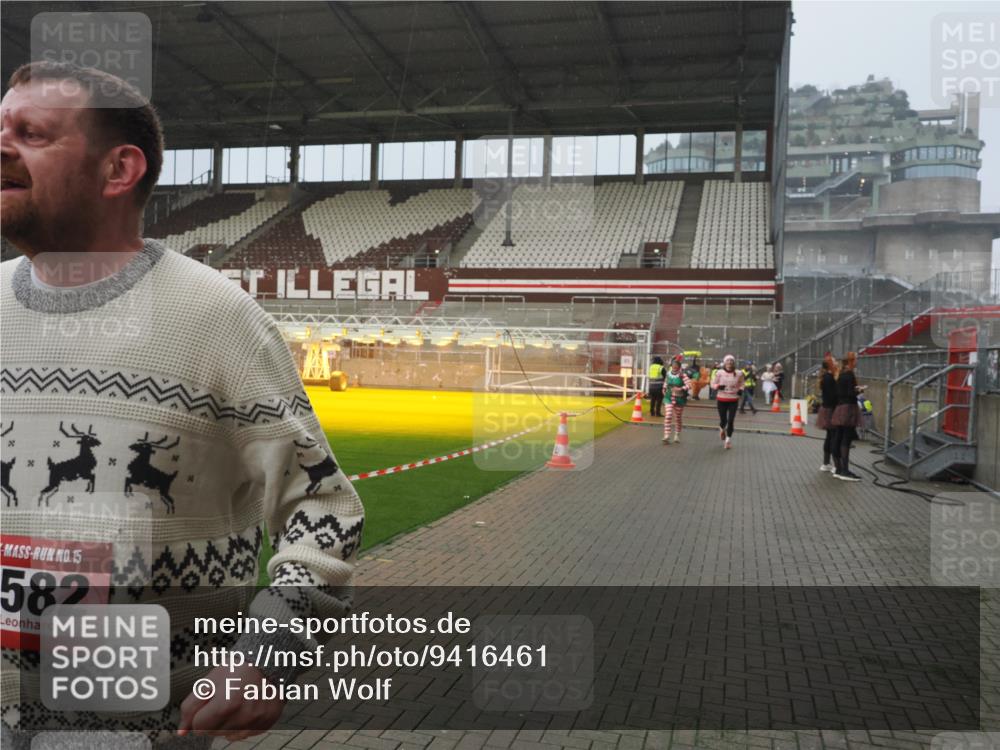 07.12.2025 - St. Pauli X-Mass-Run No. 15 Fabian Wolf http://msf.ph/oto/9416461 07.12.2025 11:09:41 Ziel 59, 66, 266, 330, 814, 971, 1084, 1157, 1579, 1582, 1851, 1870, 1945, 1974, 2042, 3151, 4190, 4191 meine-sportfotos.de
