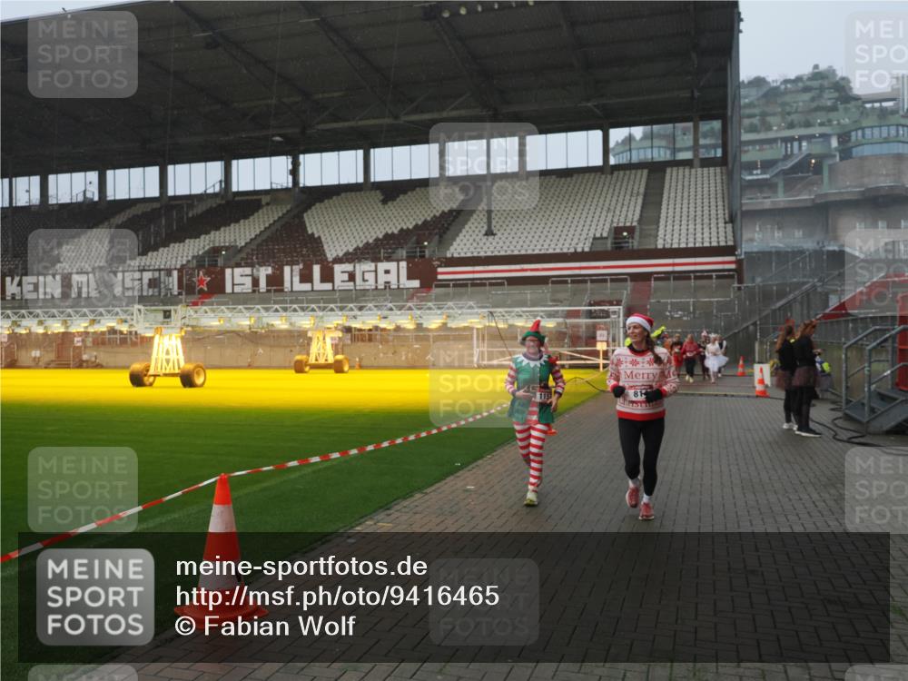07.12.2025 - St. Pauli X-Mass-Run No. 15 Fabian Wolf http://msf.ph/oto/9416465 07.12.2025 11:09:45 Ziel 59, 66, 330, 696, 814, 863, 1157, 1579, 1582, 1870, 1945, 1974, 2042, 4190, 4191 meine-sportfotos.de