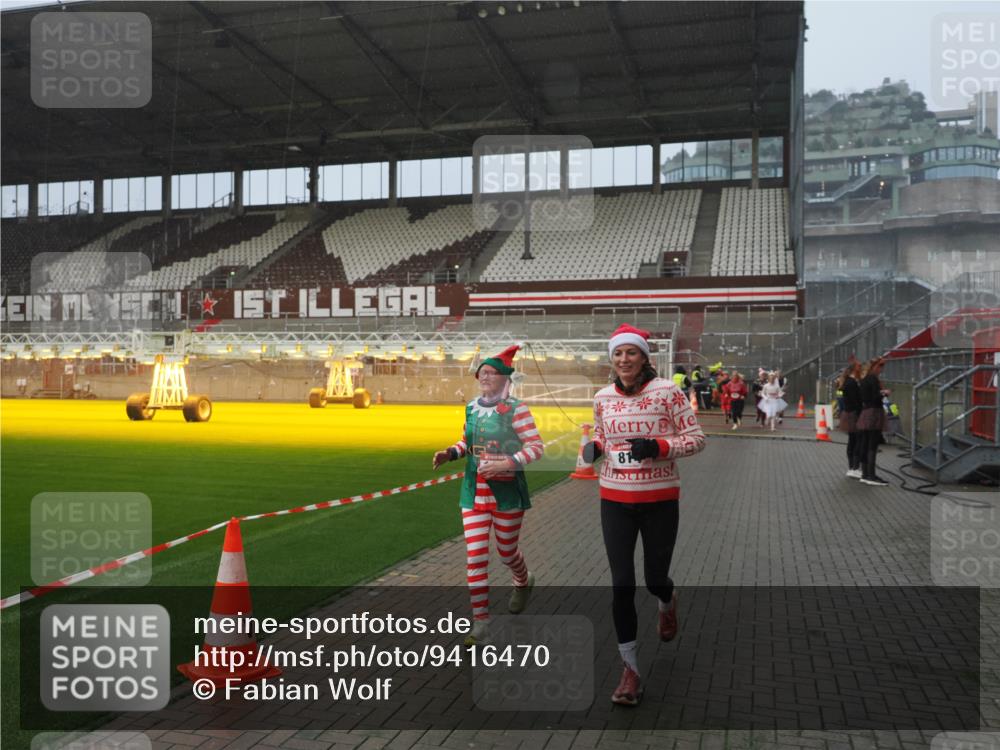 07.12.2025 - St. Pauli X-Mass-Run No. 15 Fabian Wolf http://msf.ph/oto/9416470 07.12.2025 11:09:46 Ziel 59, 66, 330, 696, 737, 814, 863, 1157, 1163, 1579, 1582, 4190, 4191 meine-sportfotos.de