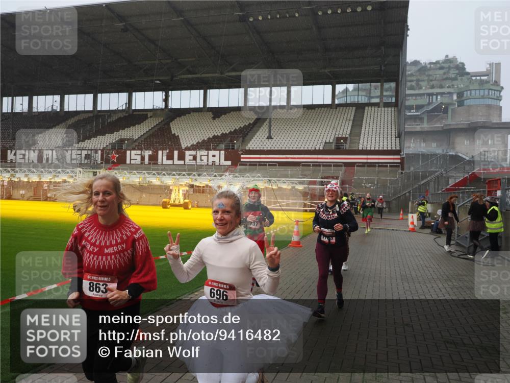 07.12.2025 - St. Pauli X-Mass-Run No. 15 Fabian Wolf http://msf.ph/oto/9416482 07.12.2025 11:09:53 Ziel 696, 720, 737, 755, 814, 863, 1157, 1163 meine-sportfotos.de