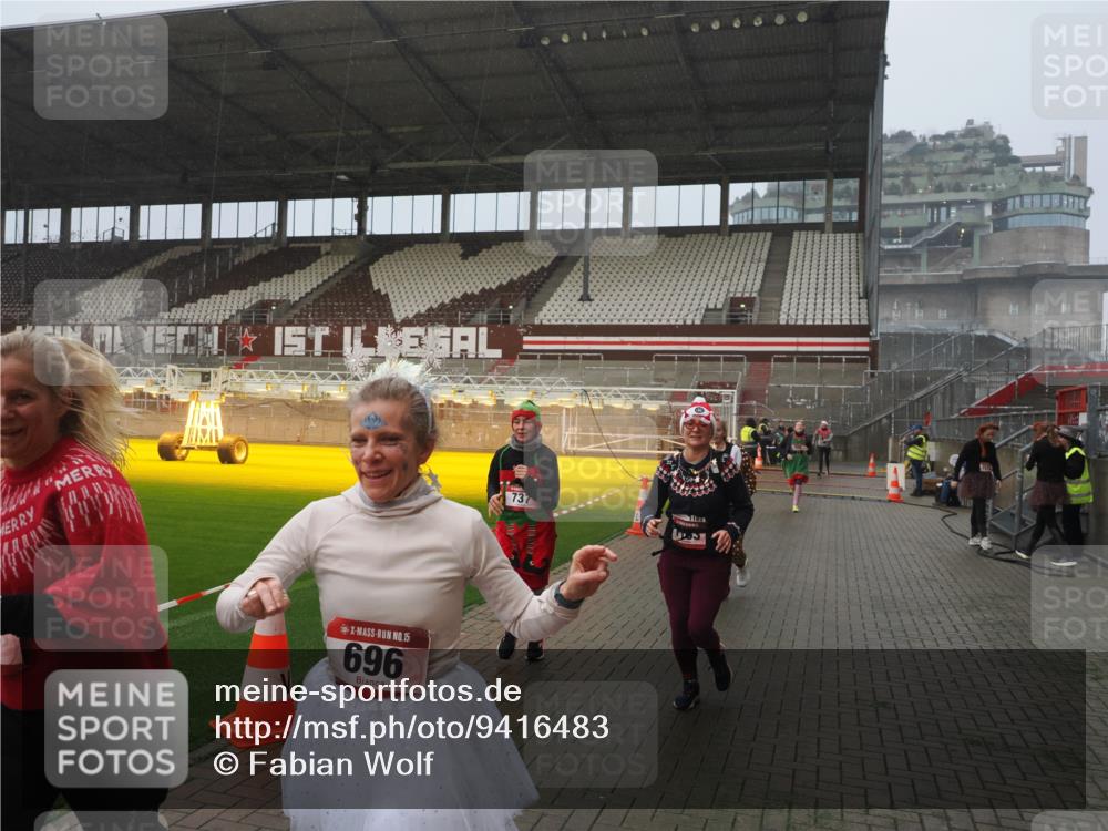 07.12.2025 - St. Pauli X-Mass-Run No. 15 Fabian Wolf http://msf.ph/oto/9416483 07.12.2025 11:09:54 Ziel 696, 720, 737, 755, 814, 863, 1157, 1163 meine-sportfotos.de