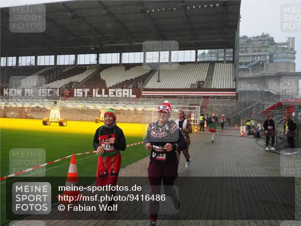 07.12.2025 - St. Pauli X-Mass-Run No. 15 Fabian Wolf http://msf.ph/oto/9416486 07.12.2025 11:09:54 Ziel 696, 720, 737, 755, 814, 863, 1157, 1163 meine-sportfotos.de