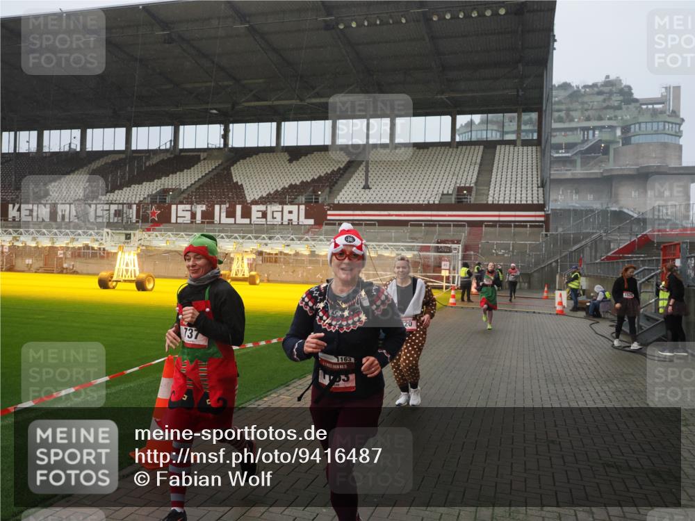 07.12.2025 - St. Pauli X-Mass-Run No. 15 Fabian Wolf http://msf.ph/oto/9416487 07.12.2025 11:09:54 Ziel 696, 720, 737, 755, 814, 863, 1157, 1163 meine-sportfotos.de