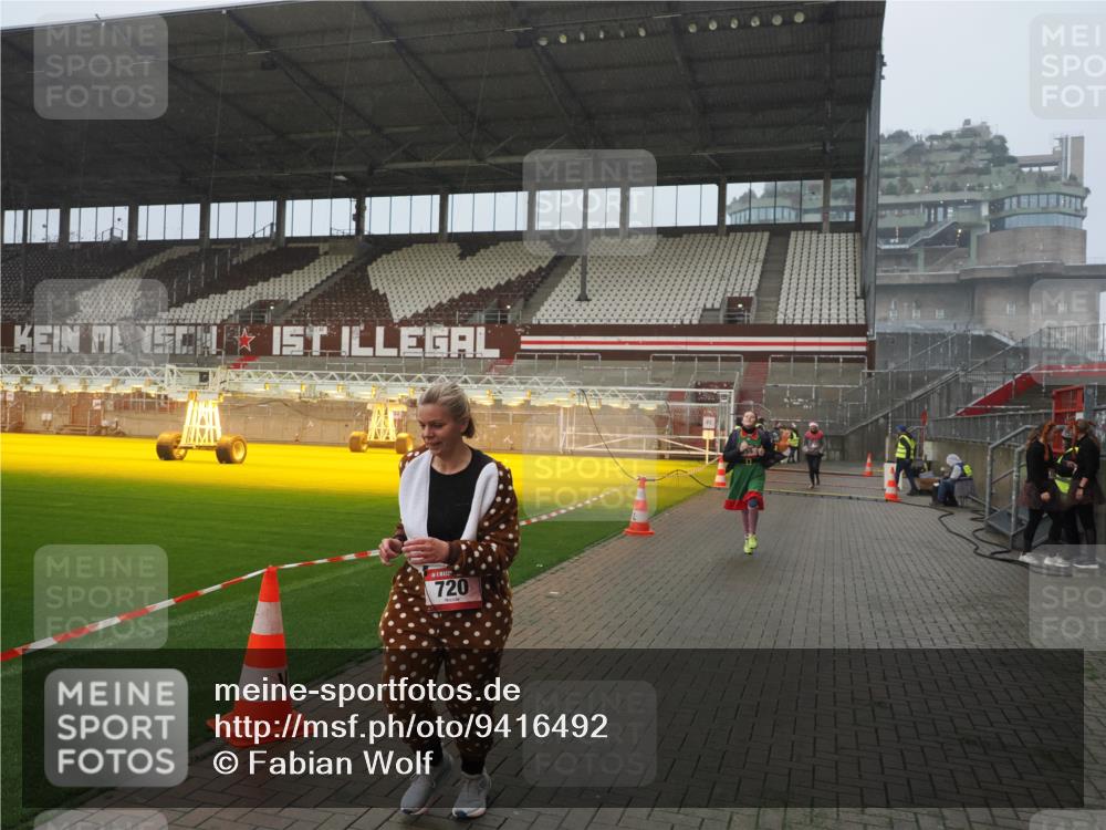 07.12.2025 - St. Pauli X-Mass-Run No. 15 Fabian Wolf http://msf.ph/oto/9416492 07.12.2025 11:09:56 Ziel 696, 720, 737, 753, 755, 814, 863, 1157, 1163 meine-sportfotos.de