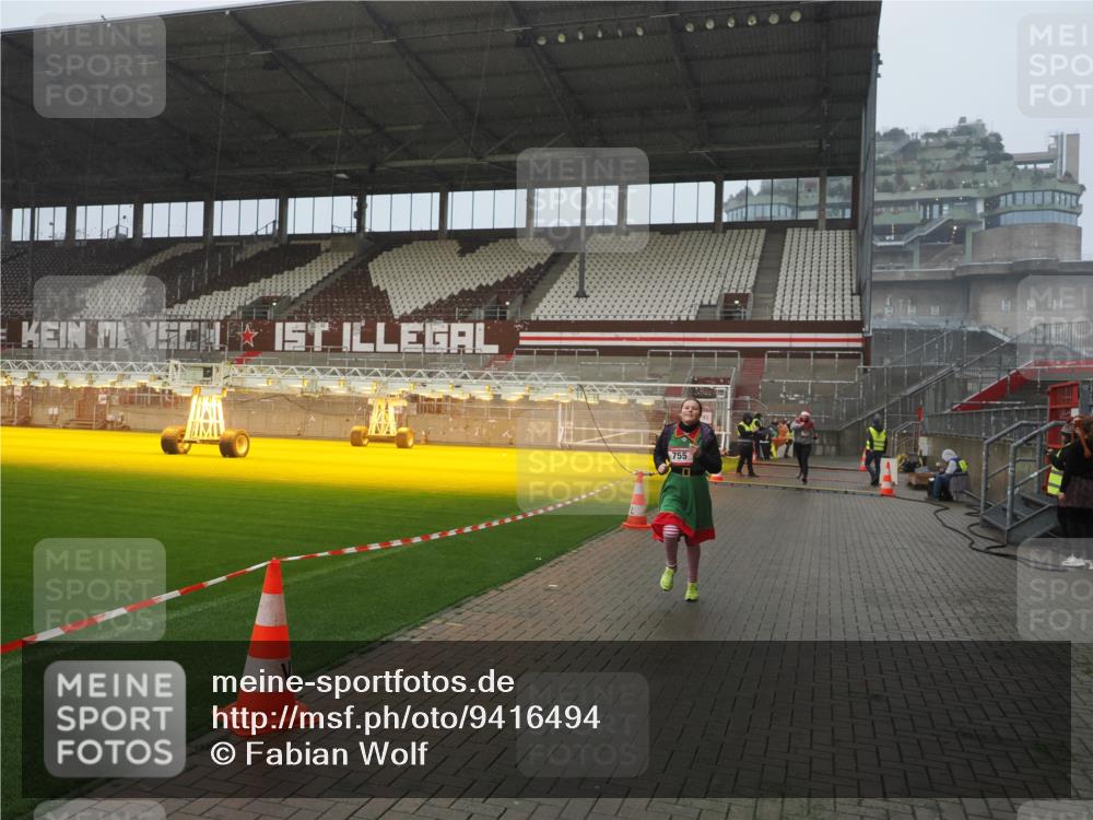 07.12.2025 - St. Pauli X-Mass-Run No. 15 Fabian Wolf http://msf.ph/oto/9416494 07.12.2025 11:09:57 Ziel 696, 720, 737, 753, 755, 814, 863, 1157, 1163 meine-sportfotos.de