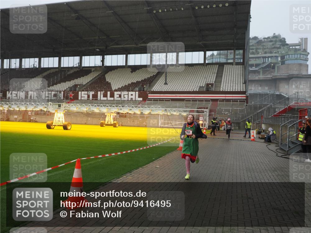 07.12.2025 - St. Pauli X-Mass-Run No. 15 Fabian Wolf http://msf.ph/oto/9416495 07.12.2025 11:09:57 Ziel 696, 720, 737, 753, 755, 814, 863, 1157, 1163 meine-sportfotos.de