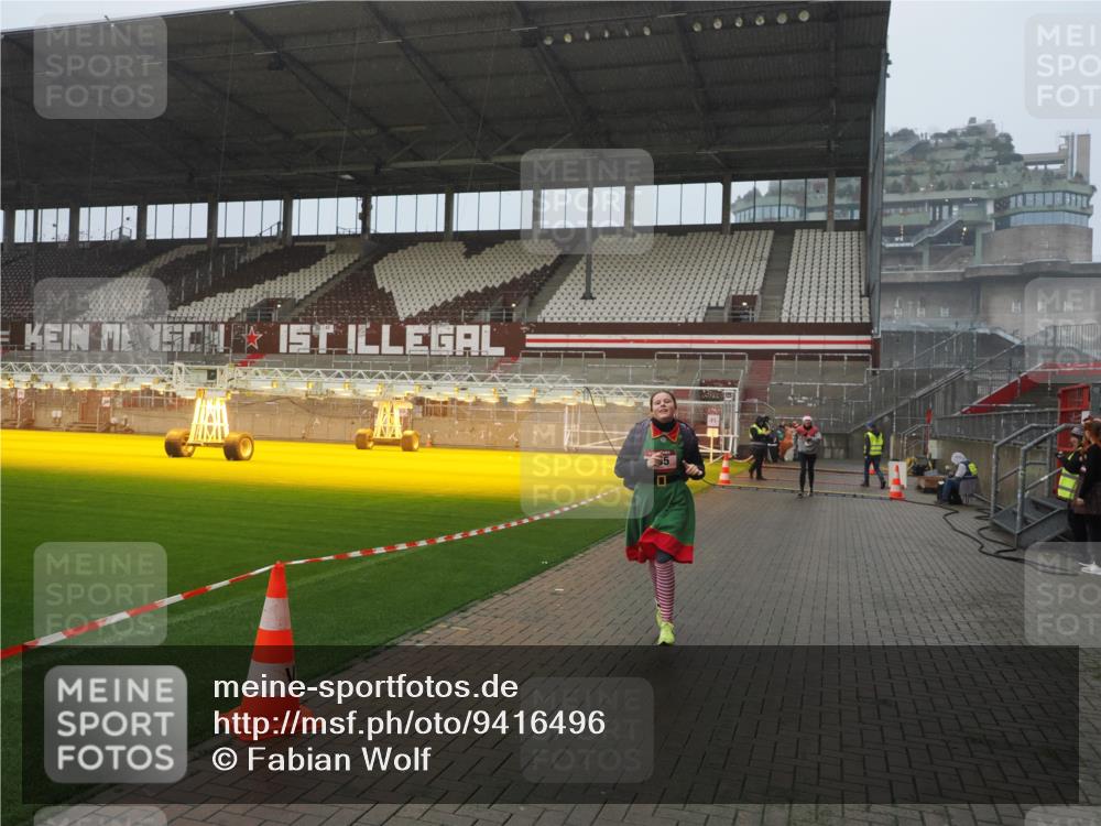 07.12.2025 - St. Pauli X-Mass-Run No. 15 Fabian Wolf http://msf.ph/oto/9416496 07.12.2025 11:09:57 Ziel 696, 720, 737, 753, 755, 814, 863, 1157, 1163 meine-sportfotos.de