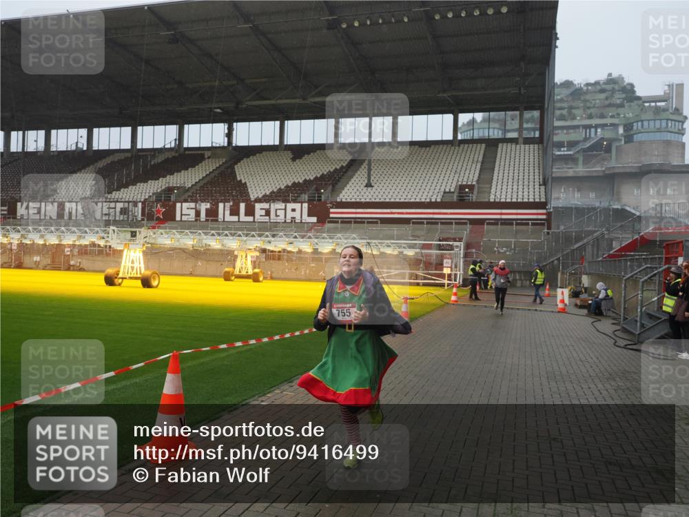 07.12.2025 - St. Pauli X-Mass-Run No. 15 Fabian Wolf http://msf.ph/oto/9416499 07.12.2025 11:09:58 Ziel 696, 720, 737, 753, 755, 863, 1163 meine-sportfotos.de