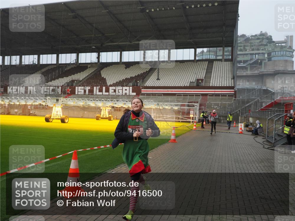 07.12.2025 - St. Pauli X-Mass-Run No. 15 Fabian Wolf http://msf.ph/oto/9416500 07.12.2025 11:09:58 Ziel 696, 720, 737, 753, 755, 863, 1163 meine-sportfotos.de