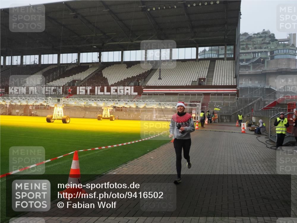 07.12.2025 - St. Pauli X-Mass-Run No. 15 Fabian Wolf http://msf.ph/oto/9416502 07.12.2025 11:10:02 Ziel 696, 720, 737, 753, 755, 863, 1163 meine-sportfotos.de