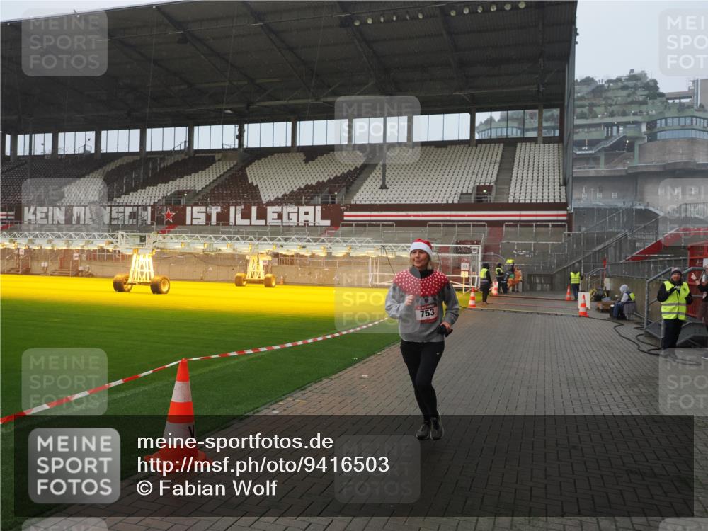 07.12.2025 - St. Pauli X-Mass-Run No. 15 Fabian Wolf http://msf.ph/oto/9416503 07.12.2025 11:10:03 Ziel 696, 720, 737, 753, 755, 863, 1163 meine-sportfotos.de