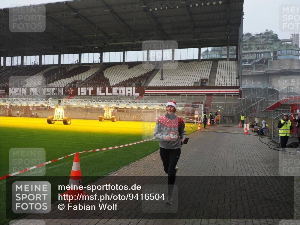 07.12.2025 - St. Pauli X-Mass-Run No. 15 Fabian Wolf http://msf.ph/oto/9416504 07.12.2025 11:10:03 Ziel 696, 720, 737, 753, 755, 863, 1163 meine-sportfotos.de