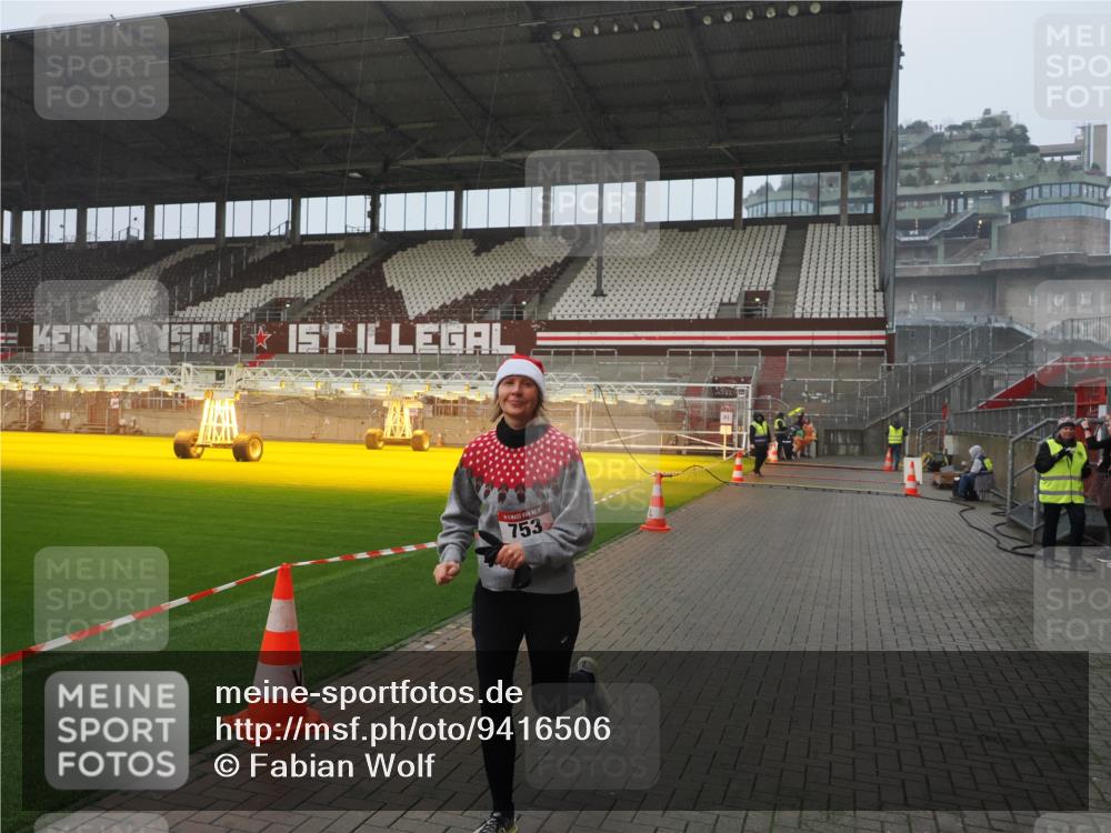 07.12.2025 - St. Pauli X-Mass-Run No. 15 Fabian Wolf http://msf.ph/oto/9416506 07.12.2025 11:10:03 Ziel 696, 720, 737, 753, 755, 863, 1163 meine-sportfotos.de