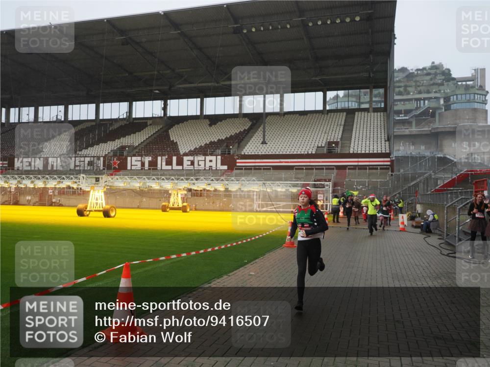 07.12.2025 - St. Pauli X-Mass-Run No. 15 Fabian Wolf http://msf.ph/oto/9416507 07.12.2025 11:10:16 Ziel 42, 980, 1298, 1299, 2371 meine-sportfotos.de