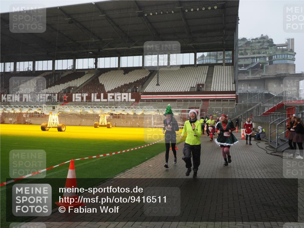 07.12.2025 - St. Pauli X-Mass-Run No. 15 Fabian Wolf http://msf.ph/oto/9416511 07.12.2025 11:10:20 Ziel 42, 53, 980, 1298, 1299, 1398, 1694, 1697, 1739, 1740, 2371 meine-sportfotos.de