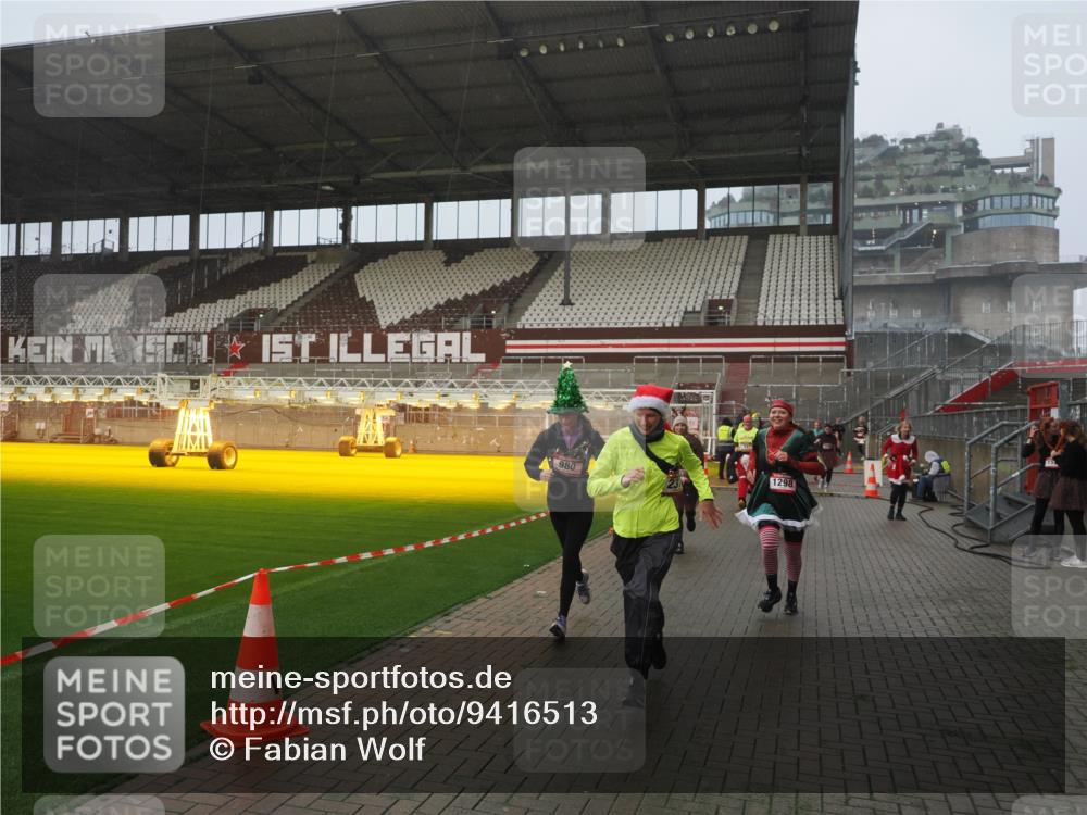 07.12.2025 - St. Pauli X-Mass-Run No. 15 Fabian Wolf http://msf.ph/oto/9416513 07.12.2025 11:10:20 Ziel 42, 53, 980, 1298, 1299, 1398, 1694, 1697, 1739, 1740, 2371 meine-sportfotos.de