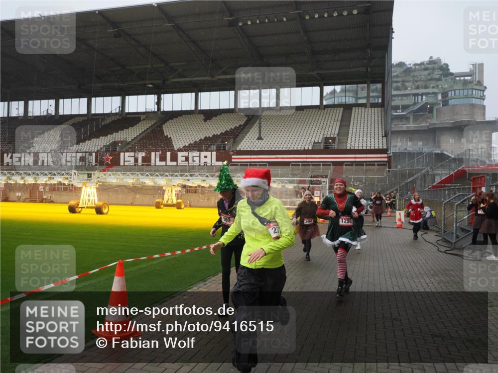 07.12.2025 - St. Pauli X-Mass-Run No. 15 Fabian Wolf http://msf.ph/oto/9416515 07.12.2025 11:10:21 Ziel 42, 53, 980, 1298, 1299, 1398, 1694, 1697, 1739, 1740, 2371 meine-sportfotos.de