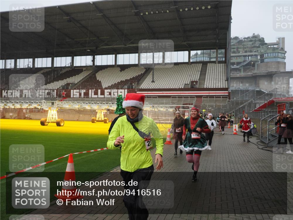 07.12.2025 - St. Pauli X-Mass-Run No. 15 Fabian Wolf http://msf.ph/oto/9416516 07.12.2025 11:10:21 Ziel 42, 53, 980, 1298, 1299, 1398, 1694, 1697, 1739, 1740, 2371 meine-sportfotos.de