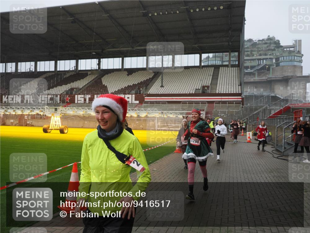 07.12.2025 - St. Pauli X-Mass-Run No. 15 Fabian Wolf http://msf.ph/oto/9416517 07.12.2025 11:10:21 Ziel 42, 53, 980, 1298, 1299, 1398, 1694, 1697, 1739, 1740, 2371 meine-sportfotos.de