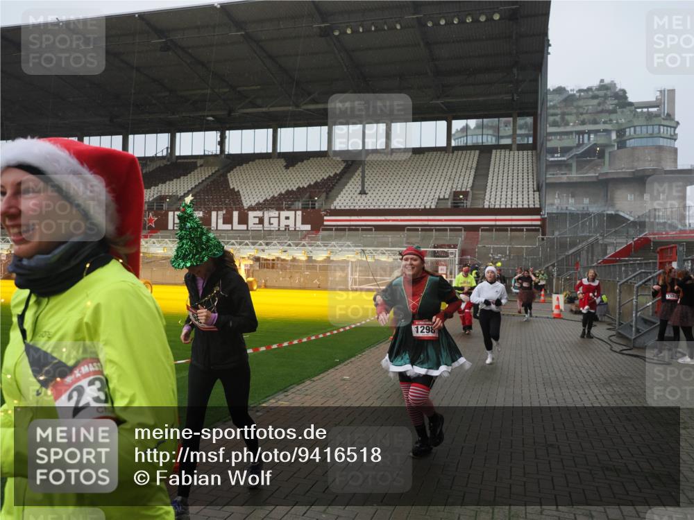 07.12.2025 - St. Pauli X-Mass-Run No. 15 Fabian Wolf http://msf.ph/oto/9416518 07.12.2025 11:10:21 Ziel 42, 53, 980, 1298, 1299, 1398, 1694, 1697, 1739, 1740, 2371 meine-sportfotos.de