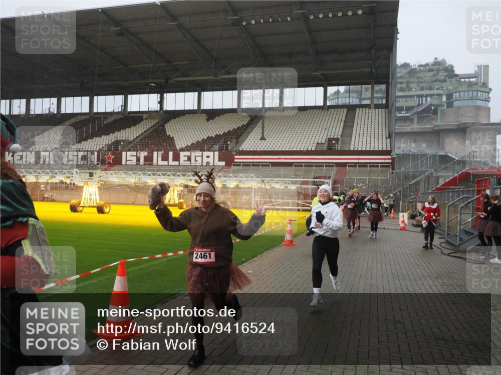 07.12.2025 - St. Pauli X-Mass-Run No. 15 Fabian Wolf http://msf.ph/oto/9416524 07.12.2025 11:10:23 Ziel 42, 53, 980, 1298, 1299, 1398, 1694, 1697, 1739, 1740, 2371 meine-sportfotos.de