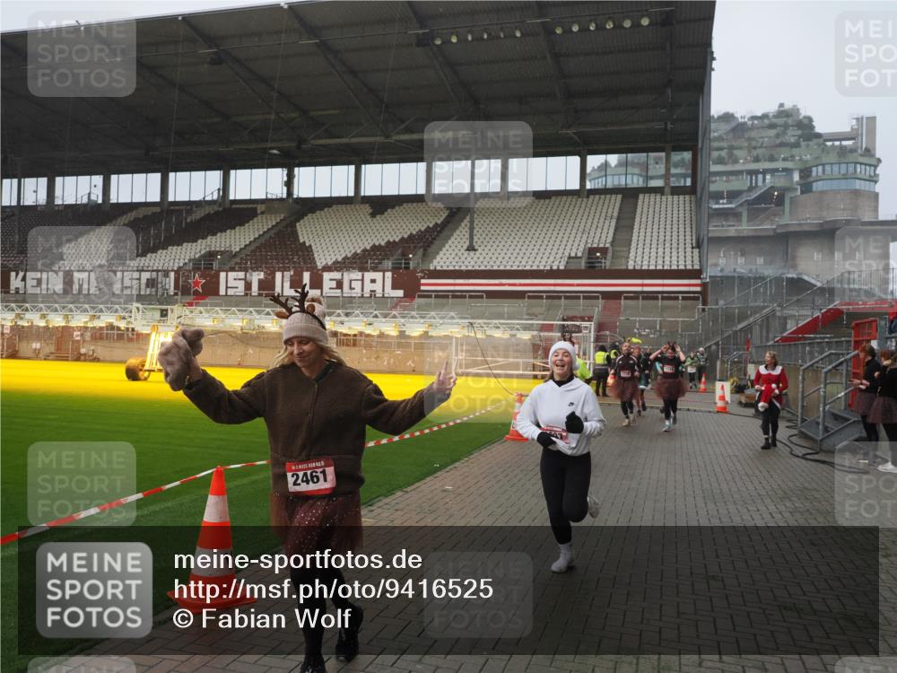 07.12.2025 - St. Pauli X-Mass-Run No. 15 Fabian Wolf http://msf.ph/oto/9416525 07.12.2025 11:10:23 Ziel 42, 53, 980, 1298, 1299, 1398, 1694, 1697, 1739, 1740, 2371 meine-sportfotos.de