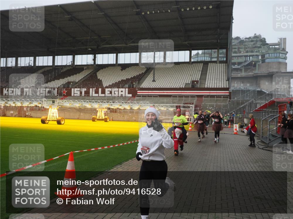 07.12.2025 - St. Pauli X-Mass-Run No. 15 Fabian Wolf http://msf.ph/oto/9416528 07.12.2025 11:10:23 Ziel 42, 53, 980, 1298, 1299, 1398, 1694, 1697, 1739, 1740, 2371 meine-sportfotos.de