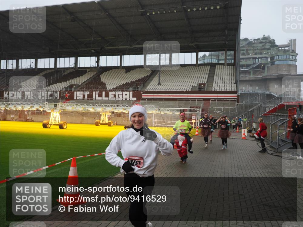 07.12.2025 - St. Pauli X-Mass-Run No. 15 Fabian Wolf http://msf.ph/oto/9416529 07.12.2025 11:10:24 Ziel 42, 53, 980, 1298, 1299, 1398, 1694, 1697, 1739, 1740, 2371 meine-sportfotos.de