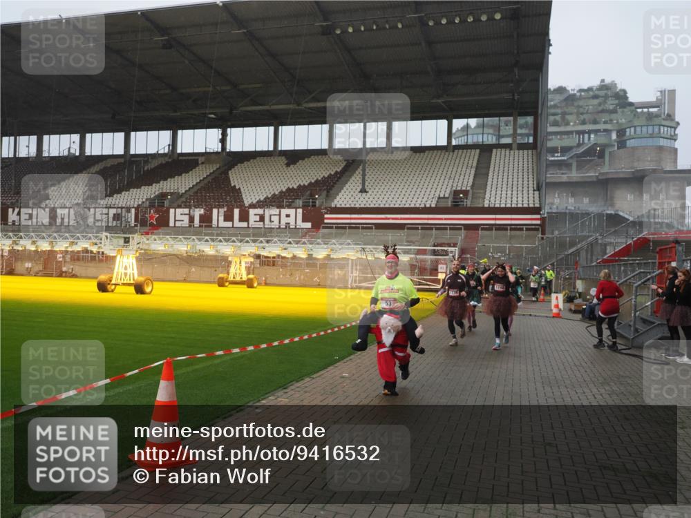 07.12.2025 - St. Pauli X-Mass-Run No. 15 Fabian Wolf http://msf.ph/oto/9416532 07.12.2025 11:10:24 Ziel 42, 53, 980, 1298, 1299, 1398, 1694, 1697, 1739, 1740, 2371 meine-sportfotos.de