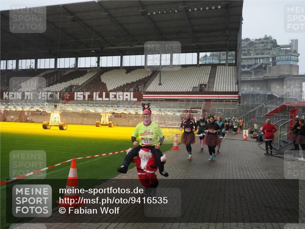 07.12.2025 - St. Pauli X-Mass-Run No. 15 Fabian Wolf http://msf.ph/oto/9416535 07.12.2025 11:10:25 Ziel 42, 53, 980, 1298, 1299, 1398, 1694, 1697, 1739, 1740, 2371 meine-sportfotos.de
