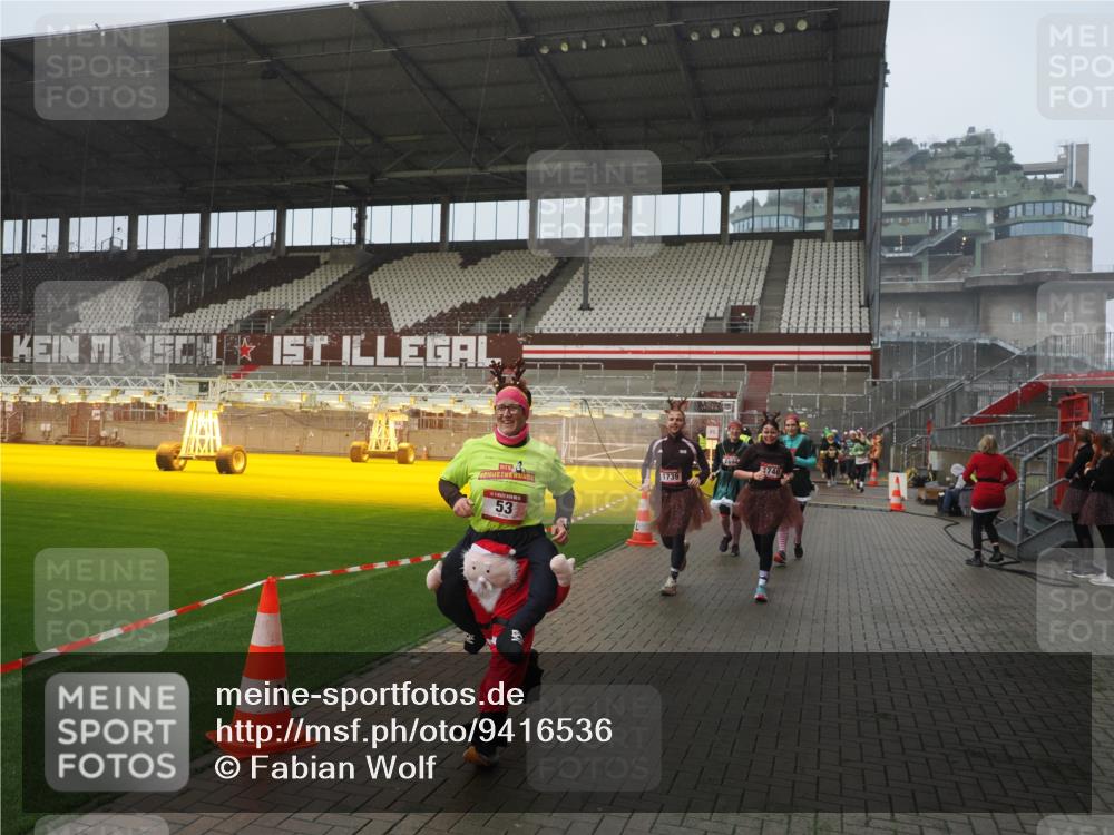 07.12.2025 - St. Pauli X-Mass-Run No. 15 Fabian Wolf http://msf.ph/oto/9416536 07.12.2025 11:10:25 Ziel 42, 53, 980, 1298, 1299, 1398, 1694, 1697, 1739, 1740, 2371 meine-sportfotos.de