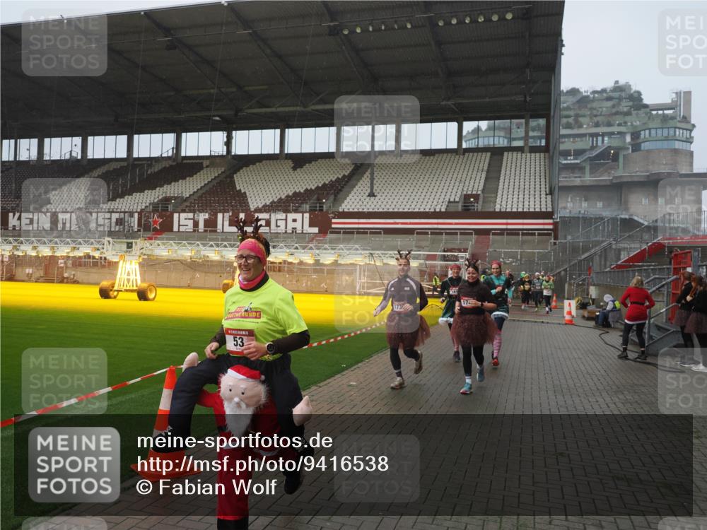 07.12.2025 - St. Pauli X-Mass-Run No. 15 Fabian Wolf http://msf.ph/oto/9416538 07.12.2025 11:10:26 Ziel 30, 31, 42, 49, 53, 134, 980, 1298, 1299, 1398, 1692, 1694, 1697, 1739, 1740, 2371 meine-sportfotos.de