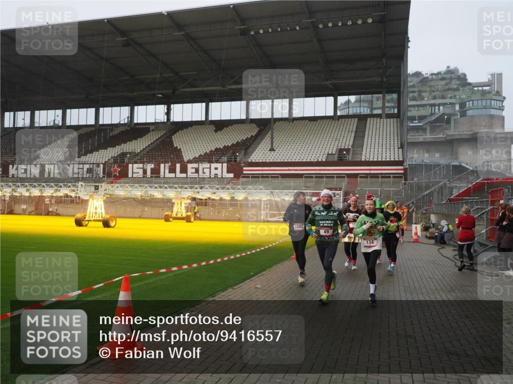 07.12.2025 - St. Pauli X-Mass-Run No. 15 Fabian Wolf http://msf.ph/oto/9416557 07.12.2025 11:10:33 Ziel 29, 30, 31, 42, 49, 53, 122, 134, 745, 980, 1064, 1066, 1298, 1380, 1398, 1692, 1694, 1697, 1739, 1740, 2371, 3124, 3136 meine-sportfotos.de