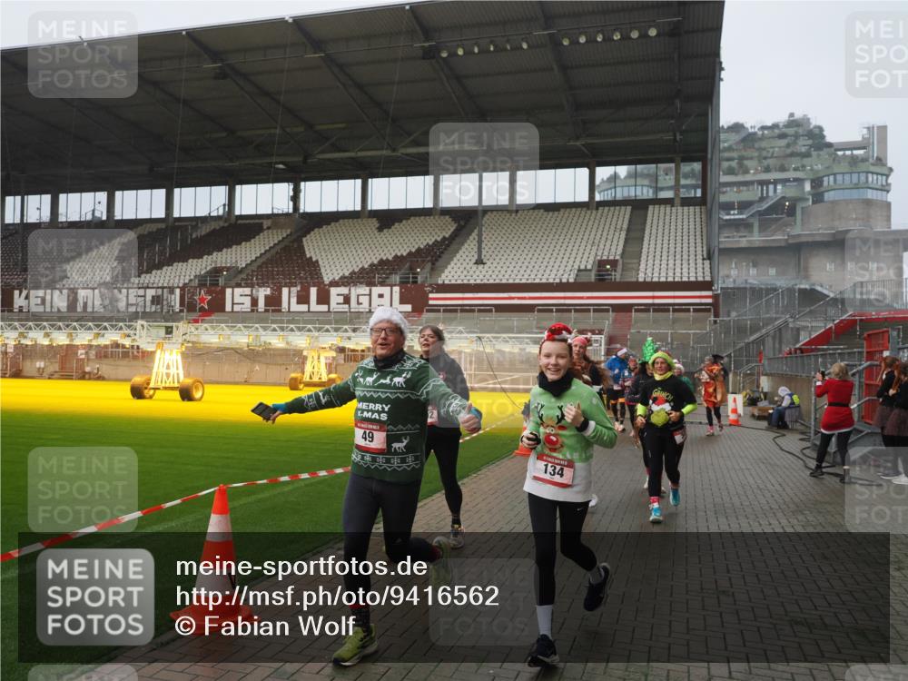 07.12.2025 - St. Pauli X-Mass-Run No. 15 Fabian Wolf http://msf.ph/oto/9416562 07.12.2025 11:10:34 Ziel 29, 30, 31, 42, 49, 53, 122, 134, 745, 980, 1064, 1066, 1298, 1380, 1398, 1692, 1694, 1697, 1739, 1740, 3124, 3136 meine-sportfotos.de