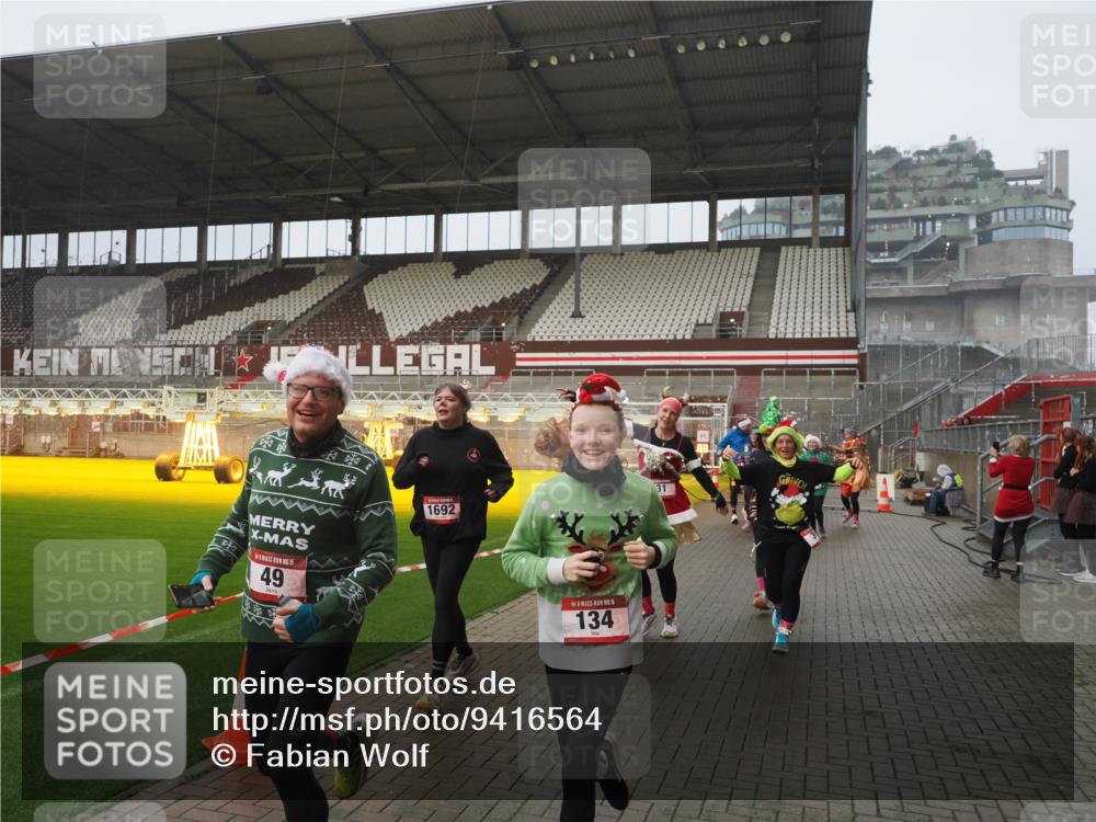 07.12.2025 - St. Pauli X-Mass-Run No. 15 Fabian Wolf http://msf.ph/oto/9416564 07.12.2025 11:10:35 Ziel 29, 30, 31, 42, 49, 53, 122, 134, 745, 980, 1064, 1066, 1298, 1380, 1398, 1692, 1694, 1697, 1739, 1740, 3124, 3136 meine-sportfotos.de