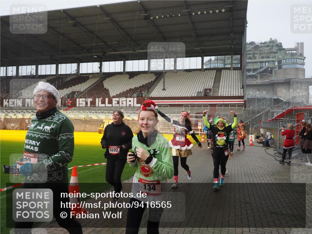 07.12.2025 - St. Pauli X-Mass-Run No. 15 Fabian Wolf http://msf.ph/oto/9416565 07.12.2025 11:10:35 Ziel 29, 30, 31, 42, 49, 53, 122, 134, 745, 980, 1064, 1066, 1298, 1380, 1398, 1692, 1694, 1697, 1739, 1740, 3124, 3136 meine-sportfotos.de