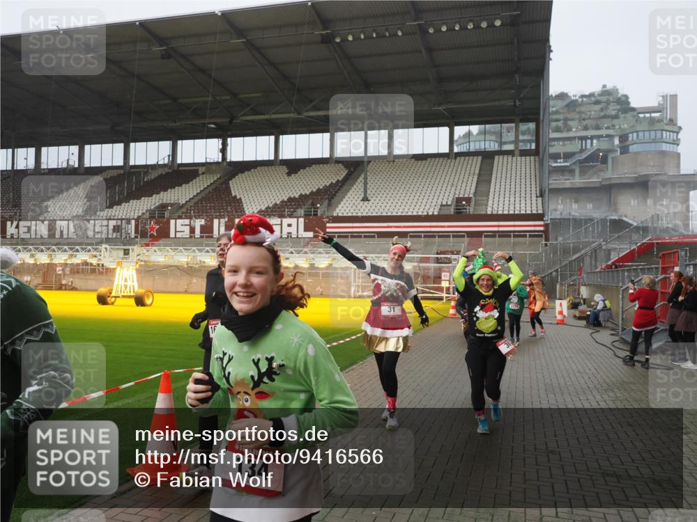 07.12.2025 - St. Pauli X-Mass-Run No. 15 Fabian Wolf http://msf.ph/oto/9416566 07.12.2025 11:10:35 Ziel 29, 30, 31, 42, 49, 53, 122, 134, 745, 980, 1064, 1066, 1298, 1380, 1398, 1692, 1694, 1697, 1739, 1740, 3124, 3136 meine-sportfotos.de
