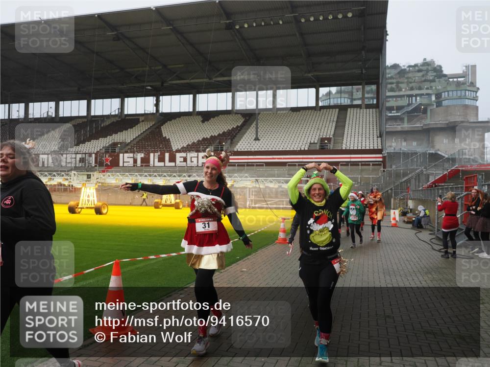 07.12.2025 - St. Pauli X-Mass-Run No. 15 Fabian Wolf http://msf.ph/oto/9416570 07.12.2025 11:10:36 Ziel 29, 30, 31, 49, 53, 122, 134, 745, 1064, 1066, 1298, 1380, 1398, 1626, 1692, 1694, 1697, 1739, 1740, 3124, 3136 meine-sportfotos.de