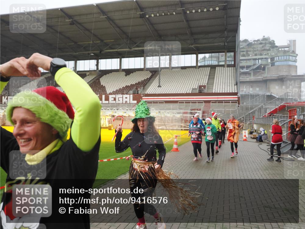 07.12.2025 - St. Pauli X-Mass-Run No. 15 Fabian Wolf http://msf.ph/oto/9416576 07.12.2025 11:10:37 Ziel 29, 30, 31, 49, 53, 122, 134, 745, 1064, 1066, 1380, 1398, 1626, 1692, 1694, 1697, 1739, 1740, 3124, 3136 meine-sportfotos.de