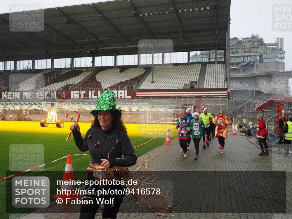 07.12.2025 - St. Pauli X-Mass-Run No. 15 Fabian Wolf http://msf.ph/oto/9416578 07.12.2025 11:10:37 Ziel 29, 30, 31, 49, 53, 122, 134, 745, 1064, 1066, 1380, 1398, 1626, 1692, 1694, 1697, 1739, 1740, 3124, 3136 meine-sportfotos.de